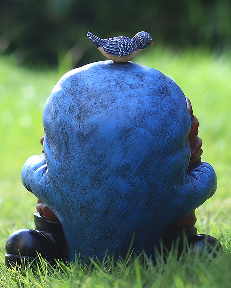 Le poirier drôle accueille le panneau de bienvenue des nains de jardin