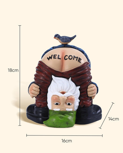 Le poirier drôle accueille le panneau de bienvenue des nains de jardin