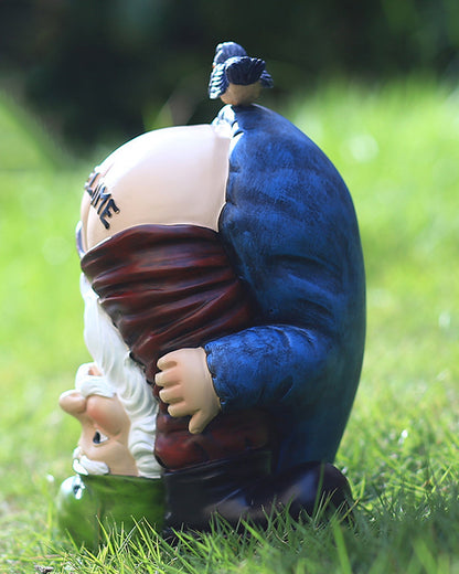 Le poirier drôle accueille le panneau de bienvenue des nains de jardin