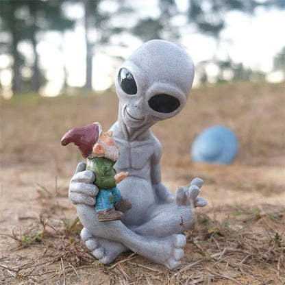🔥Buy 2 Free Shipping-👽Alien Holding Gnome Garden Decor