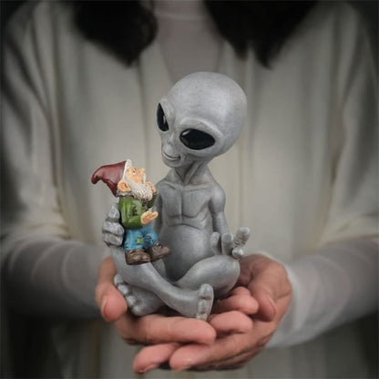 🔥Buy 2 Free Shipping-👽Alien Holding Gnome Garden Decor