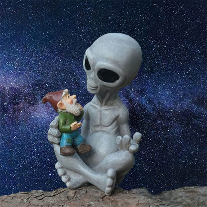 🔥Buy 2 Free Shipping-👽Alien Holding Gnome Garden Decor