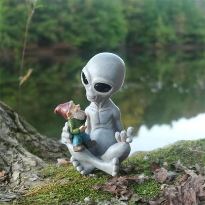 🔥Buy 2 Free Shipping-👽Alien Holding Gnome Garden Decor